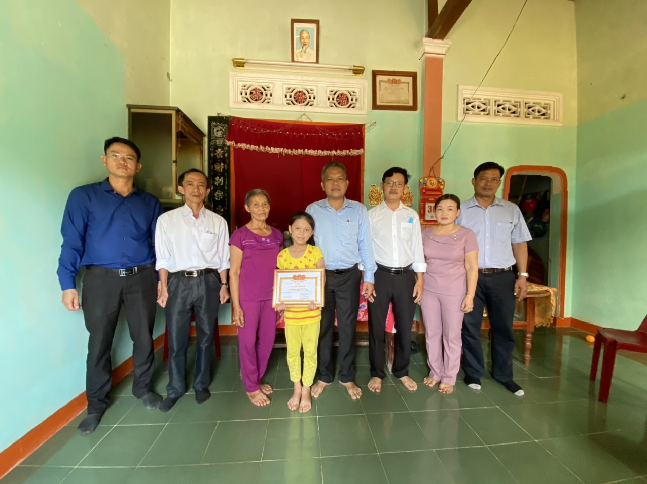 HS lớp 2 trả lại 20 triệu đồng: Chủ tịch huyện Tiên Phước tặng giấy khen - Ảnh 1.