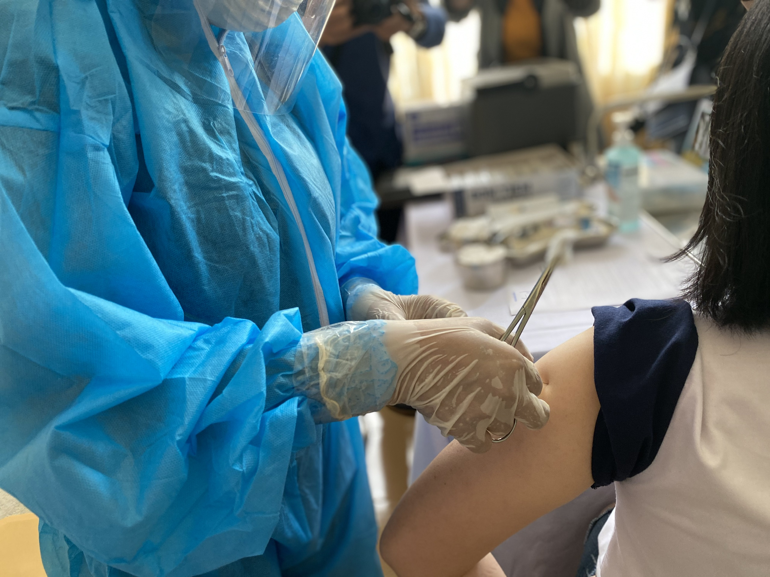 Đ&agrave; Nẵng: Một nữ điều dưỡng bị sốc phản vệ sau ti&ecirc;m vắc-xin Covid-19 - Ảnh 1.