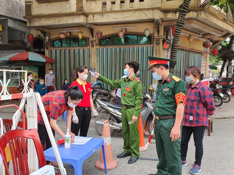 Một chủ tịch UBND thị trấn bị đình chỉ công tác do chống dịch "lơ mơ"