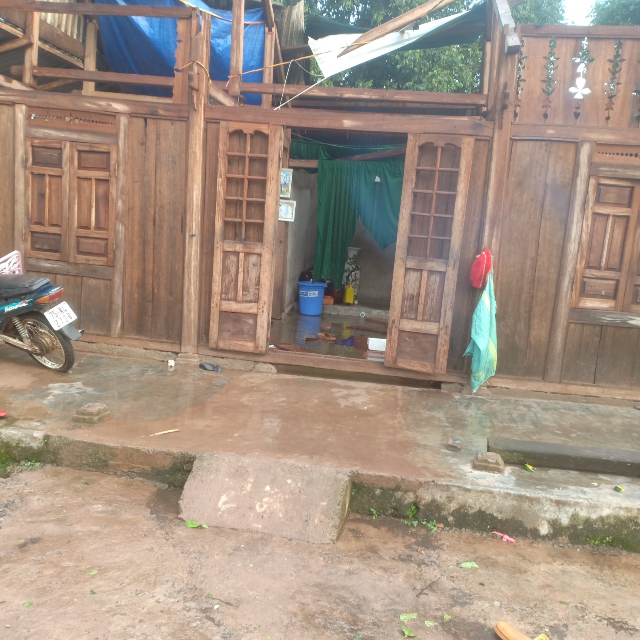 Chùm ảnh: Lốc xoáy quét qua, hàng chục nhà dân ở Quảng Trị bị tốc mái - Ảnh 5.