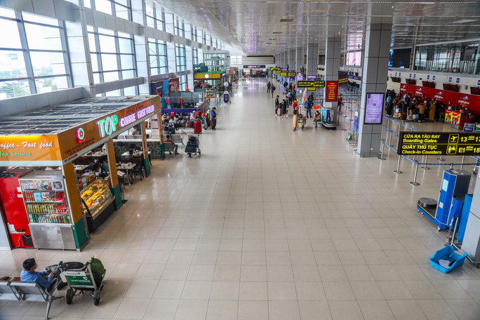Khách bay sụt giảm mạnh, sân bay vắng hoe - Ảnh 1.
