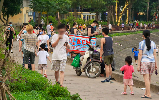 Cận cảnh h&agrave;ng trăm người d&acirc;n phớt lờ lệnh cấm vẫn ra c&ocirc;ng vi&ecirc;n tập thể dục - Ảnh 2.