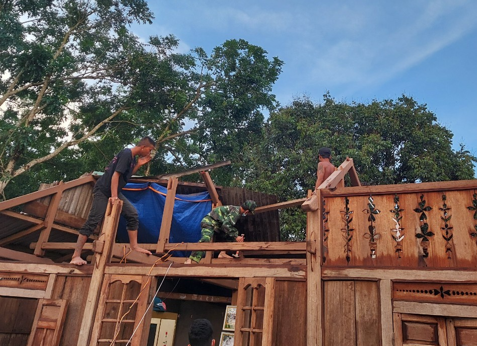Chùm ảnh: Lốc xoáy quét qua, hàng chục nhà dân ở Quảng Trị bị tốc mái