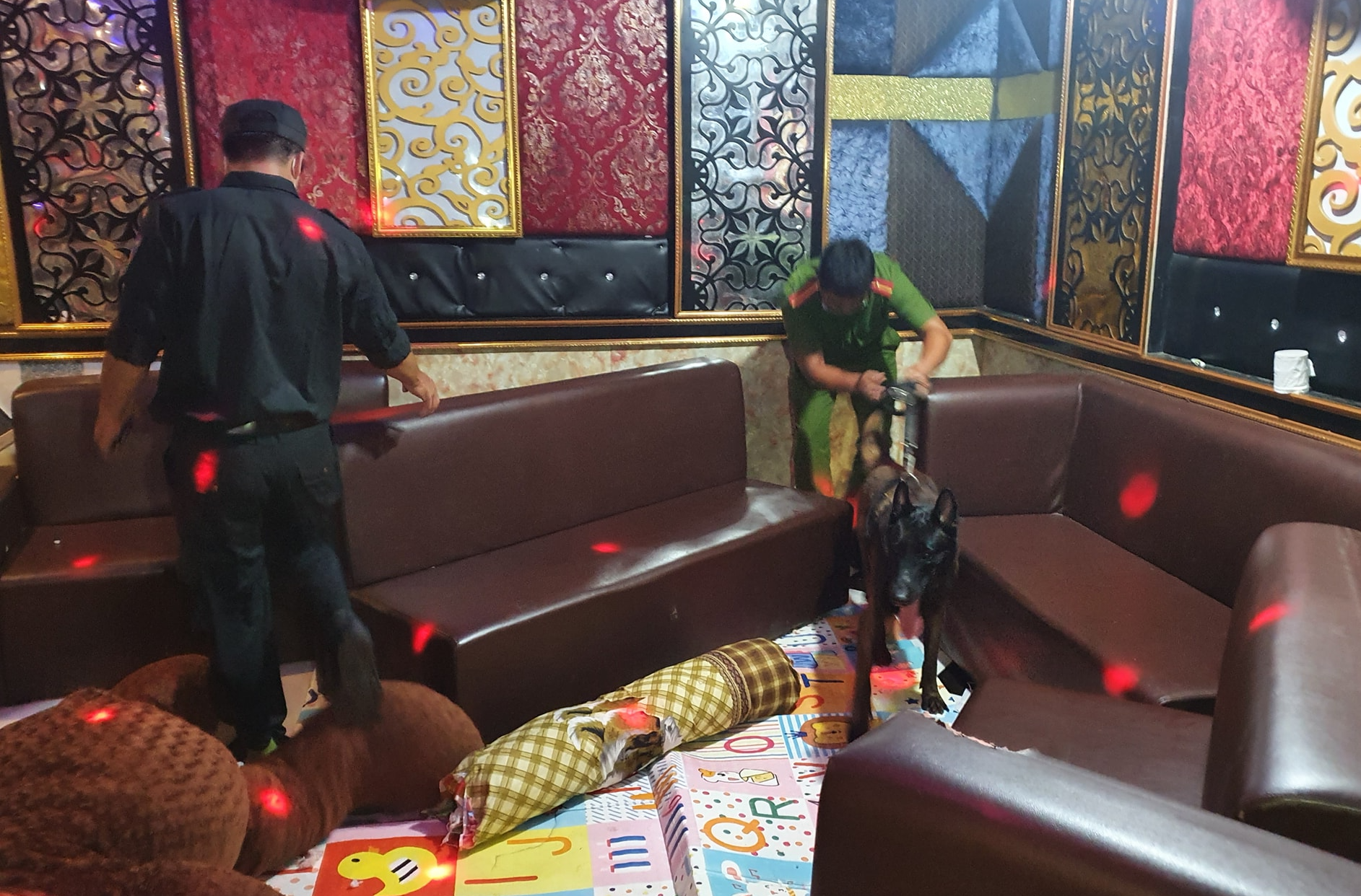 Dịch Covid-19 phức tạp, 11 thanh niên vẫn tụ tập, chơi ma túy trong quán karaoke