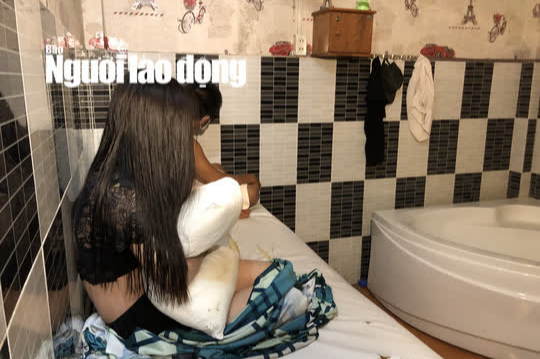 CLIP: Bắt quả tang 5 nhân viên massage ở Cà Mau bán dâm cho khách