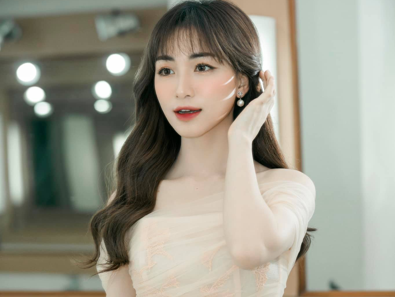 Hòa Minzy ủng hộ 100 triệu đồng chống dịch ở quê nhà