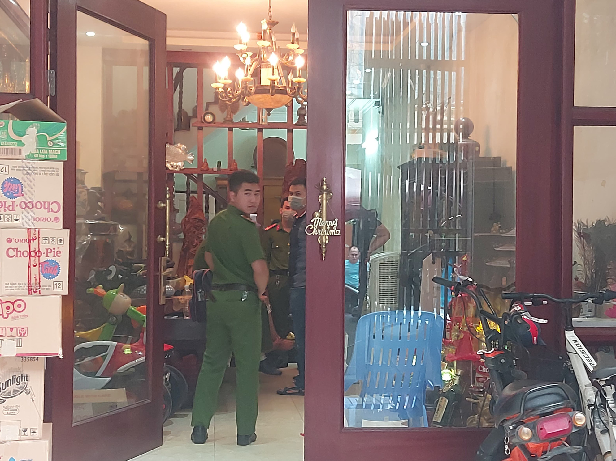 Một gi&aacute;m đốc doanh nghiệp bị khởi tố về tội t&agrave;ng trữ ma t&uacute;y - Ảnh 1.