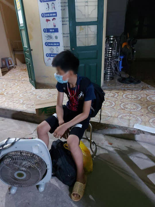 Nữ sinh dương t&iacute;nh SARS-CoV-2, 41 gi&aacute;o vi&ecirc;n v&agrave; học sinh phải c&aacute;ch ly tập trung - Ảnh 2.