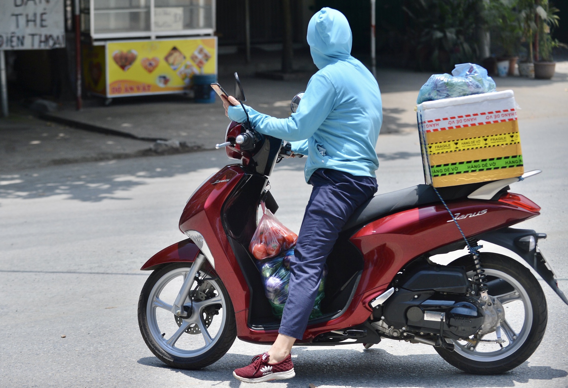 Người d&acirc;n &ldquo;đội nắng&rdquo; tiếp tế lương thực cho x&atilde; c&oacute; 7 ca mắc Covid-19 - Ảnh 5.