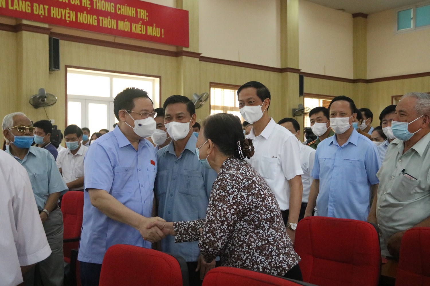 Chủ tịch Quốc hội Vương Đình Huệ: Luôn gần dân, sát dân