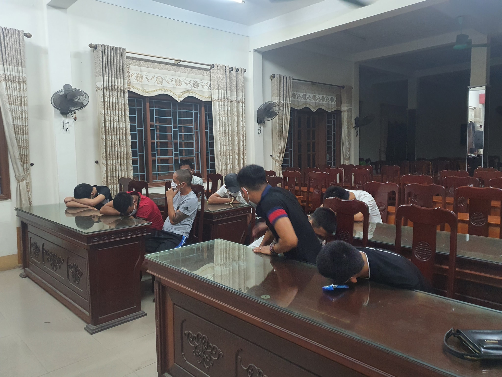 Dịch Covid-19 phức tạp, 11 thanh ni&ecirc;n vẫn tụ tập, chơi ma t&uacute;y trong qu&aacute;n karaoke - Ảnh 1.