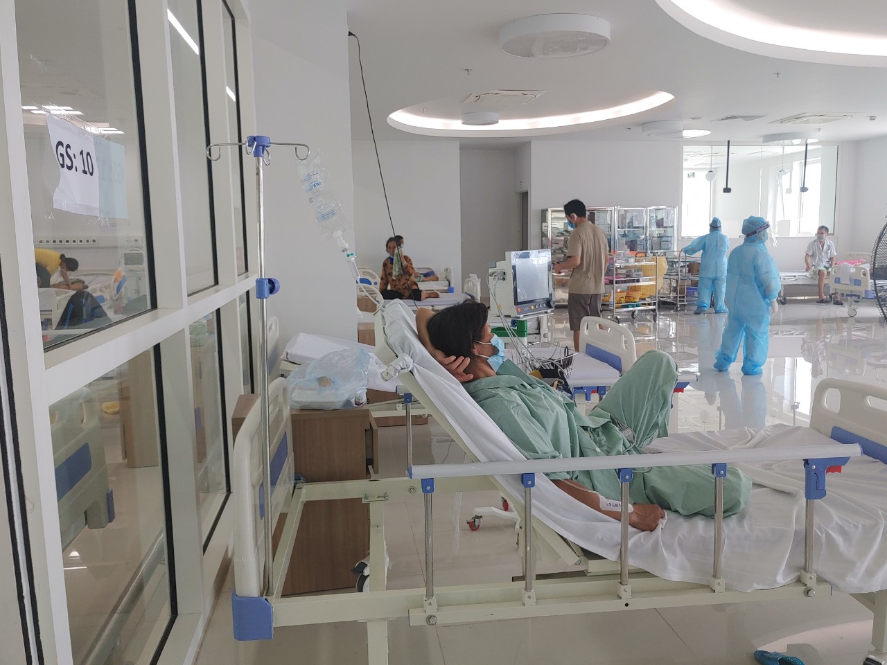 Cận cảnh b&ecirc;n trong khu điều trị gần 400 bệnh nh&acirc;n Covid-19 v&agrave; trường hợp F1 - Ảnh 1.