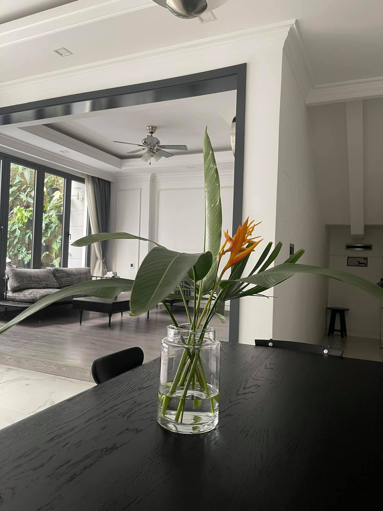 Nhà phố với giàn cây thẳng đứng, hoa trái quanh năm rực rỡ - Ảnh 17.