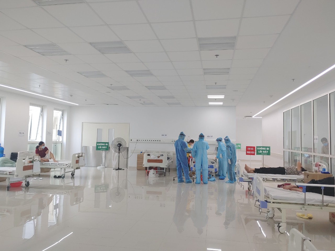 Cận cảnh b&ecirc;n trong khu điều trị gần 400 bệnh nh&acirc;n Covid-19 v&agrave; trường hợp F1 - Ảnh 9.