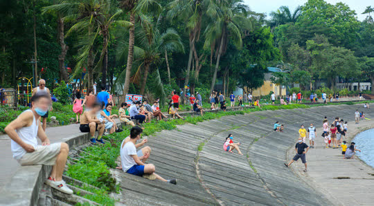 Cận cảnh h&agrave;ng trăm người d&acirc;n phớt lờ lệnh cấm vẫn ra c&ocirc;ng vi&ecirc;n tập thể dục - Ảnh 6.