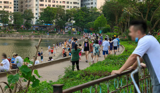 Cận cảnh h&agrave;ng trăm người d&acirc;n phớt lờ lệnh cấm vẫn ra c&ocirc;ng vi&ecirc;n tập thể dục - Ảnh 1.