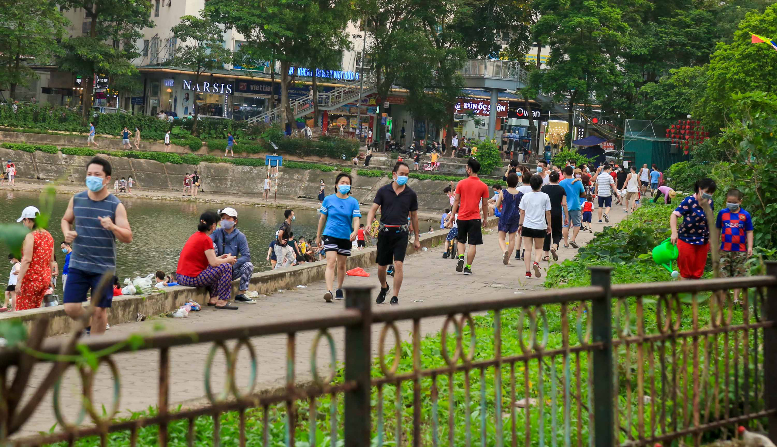 Cận cảnh h&agrave;ng trăm người d&acirc;n phớt lờ lệnh cấm vẫn ra c&ocirc;ng vi&ecirc;n tập thể dục - Ảnh 4.