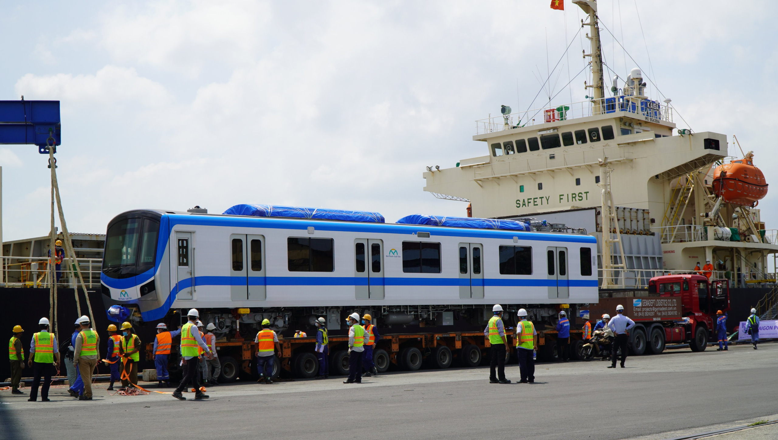 Toàn cảnh "hoành tráng" đưa tàu metro lên xe siêu trường, siêu trọng