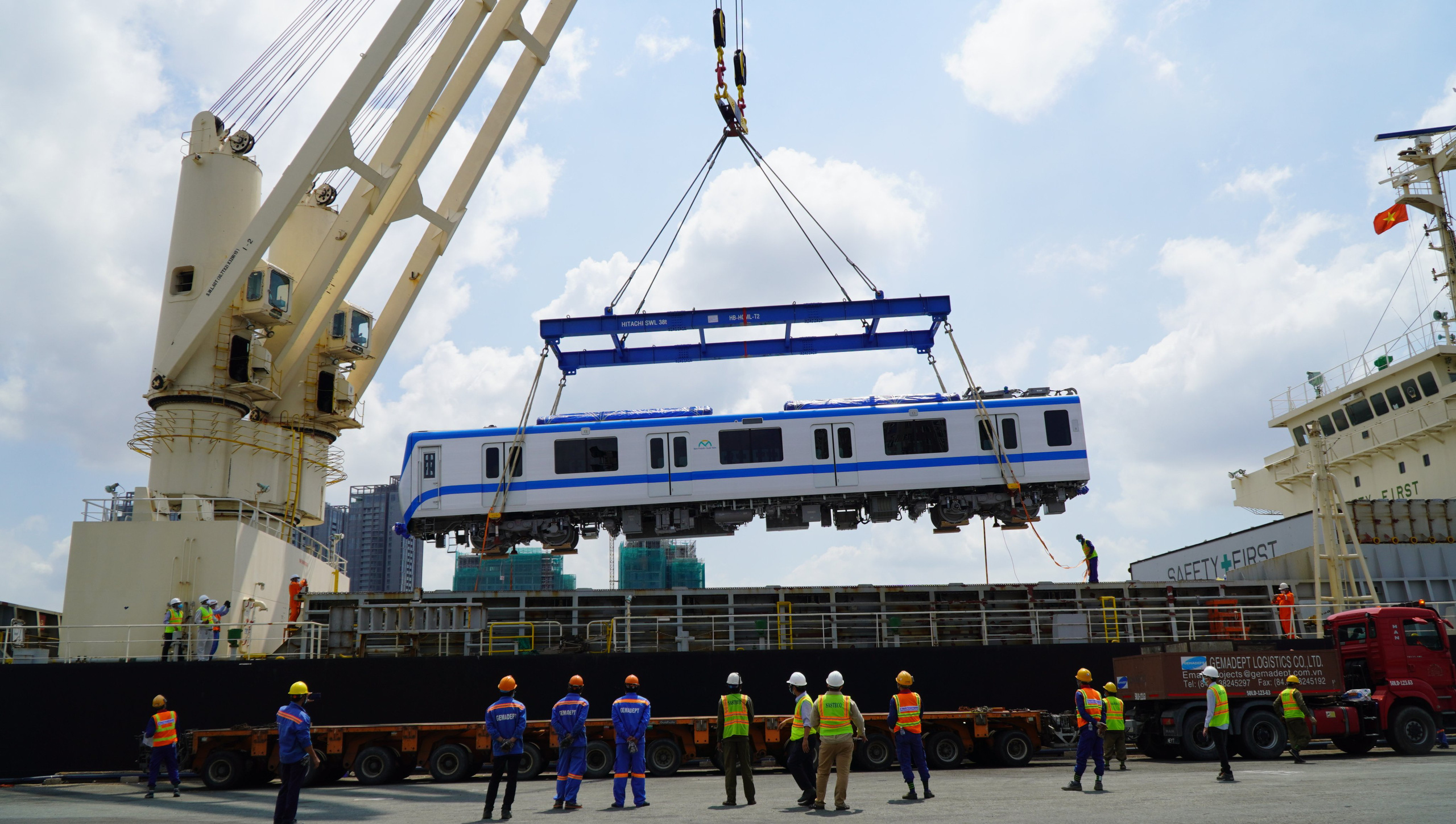 Toàn cảnh hoành tráng đưa tàu metro lên xe siêu trường, siêu trọng - Ảnh 4.