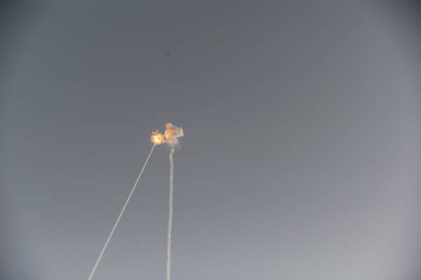 Israel hứng "mưa rốc-két" từ dải Gaza, 12 người thương vong