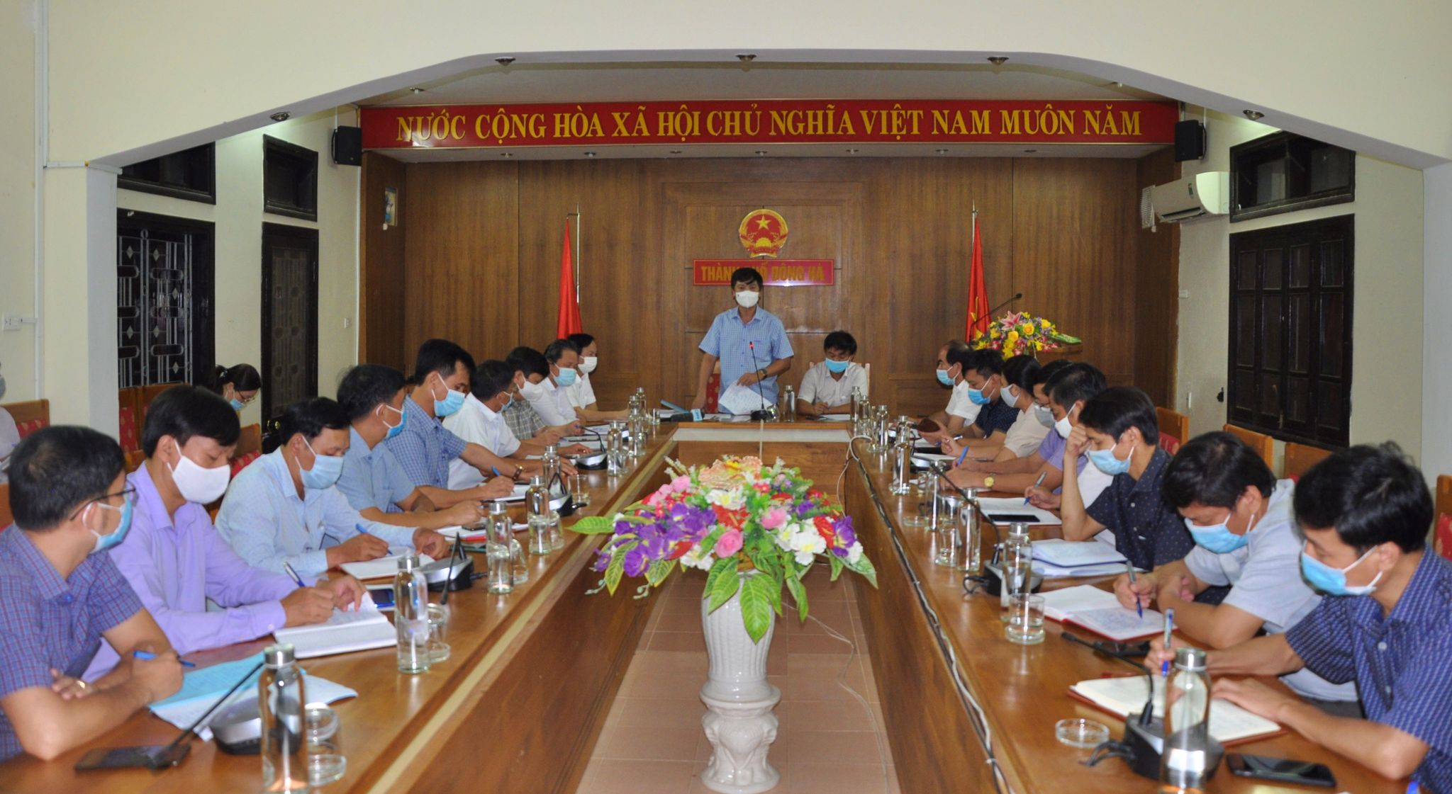 Quảng Trị họp khẩn, chỉ đạo n&oacute;ng trong đ&ecirc;m sau khi ph&aacute;t hiện 2 ca nghi mắc Covid-19 - Ảnh 1.