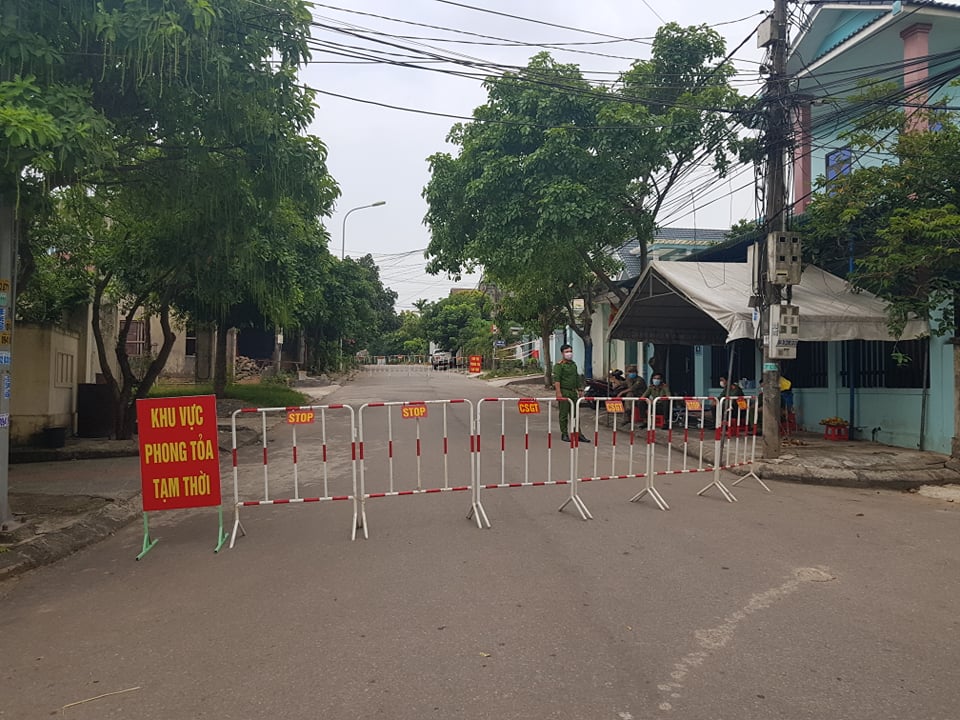 Quảng Trị họp khẩn, chỉ đạo n&oacute;ng trong đ&ecirc;m sau khi ph&aacute;t hiện 2 ca nghi mắc Covid-19 - Ảnh 3.