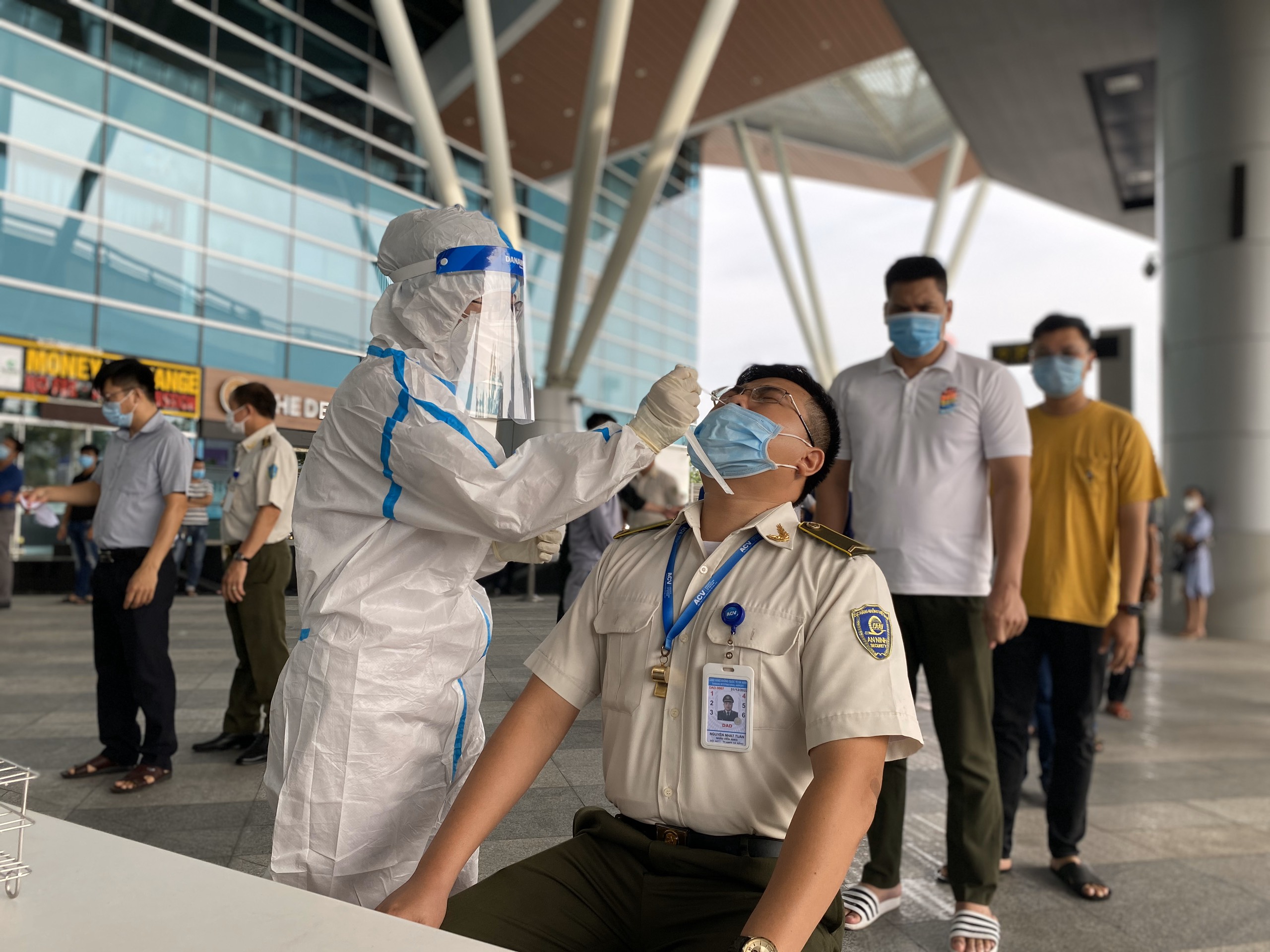 Xét nghiệm Covid-19 cho 2.000 cán bộ, nhân viên Sân bay Đà Nẵng