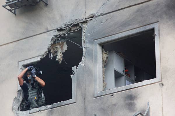 Israel hứng mưa rốc-k&eacute;t từ dải Gaza, 12 người thương vong - Ảnh 2.