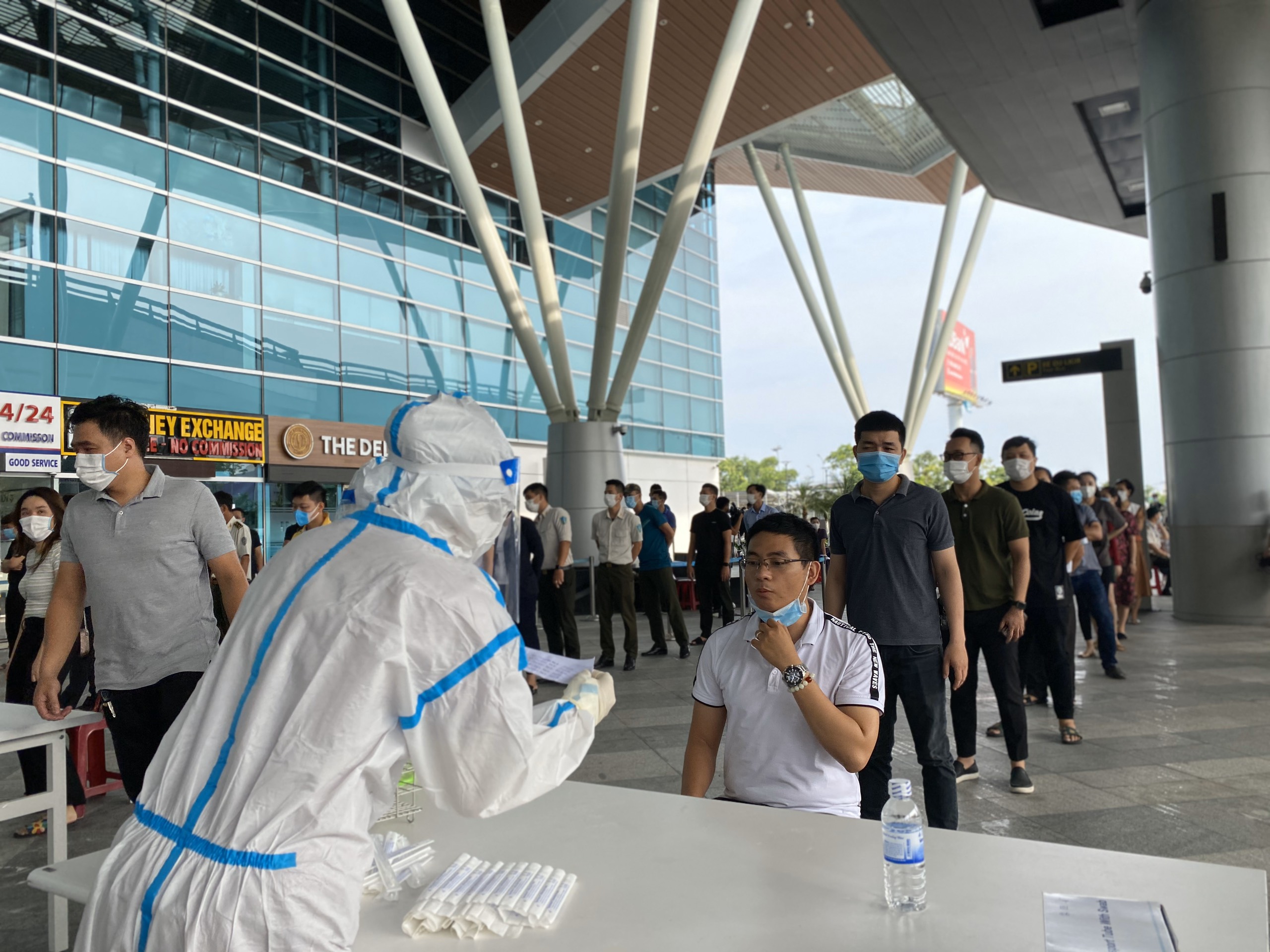 X&eacute;t nghiệm Covid-19 cho 2.000 c&aacute;n bộ, nh&acirc;n vi&ecirc;n S&acirc;n bay Đ&agrave; Nẵng - Ảnh 3.