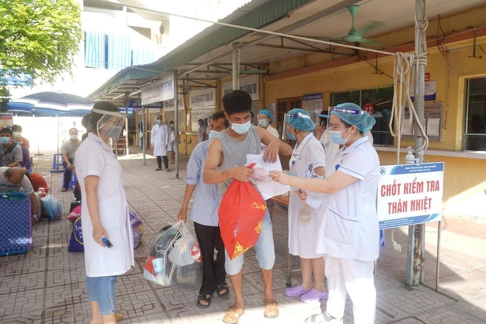 Hai mẹ con cùng dương tính với SARS-CoV-2