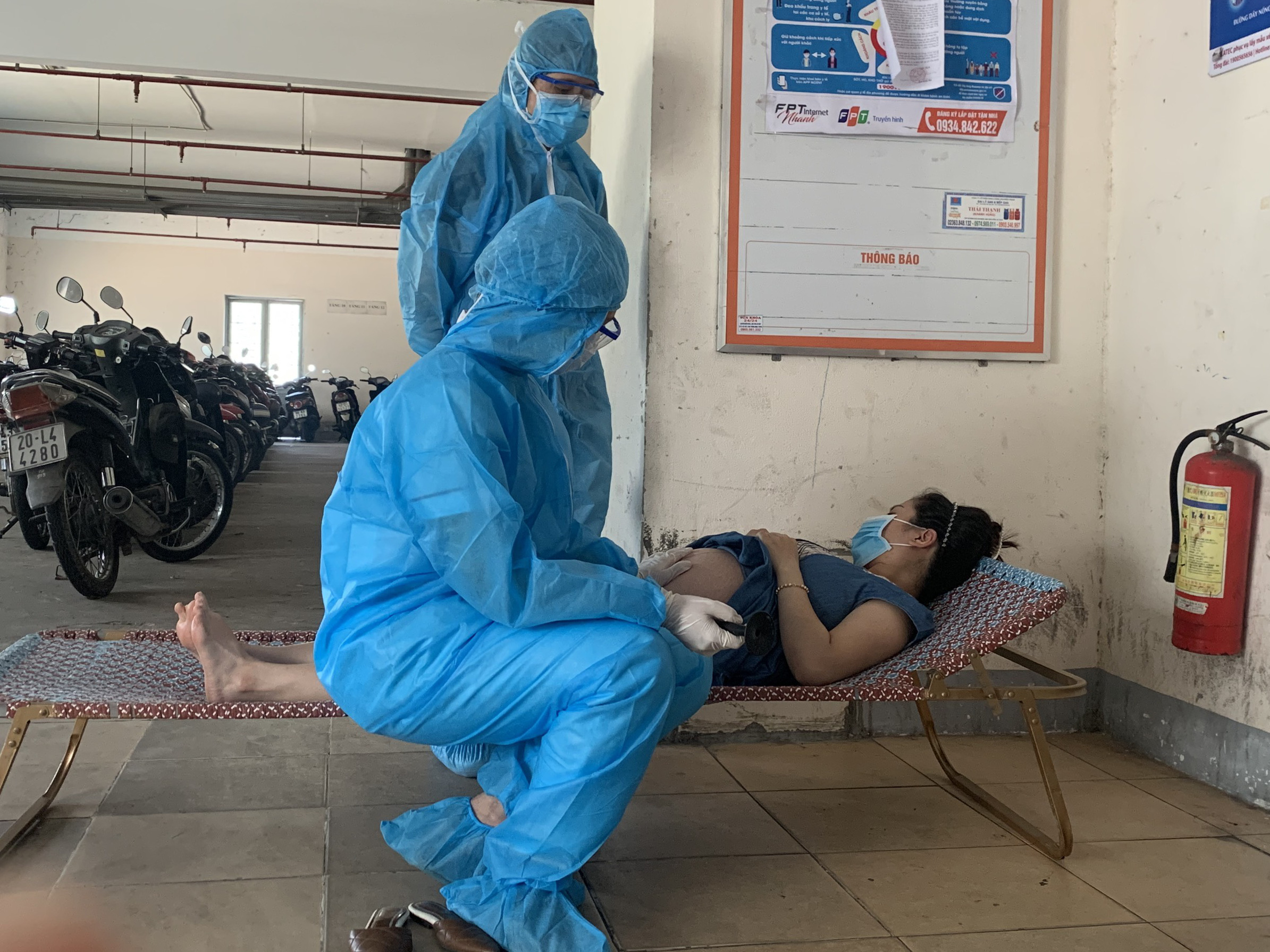 Xúc động hình ảnh thai phụ phải khám bệnh ngay nhà để xe của khu phong tỏa tại Đà Nẵng - Ảnh 1.