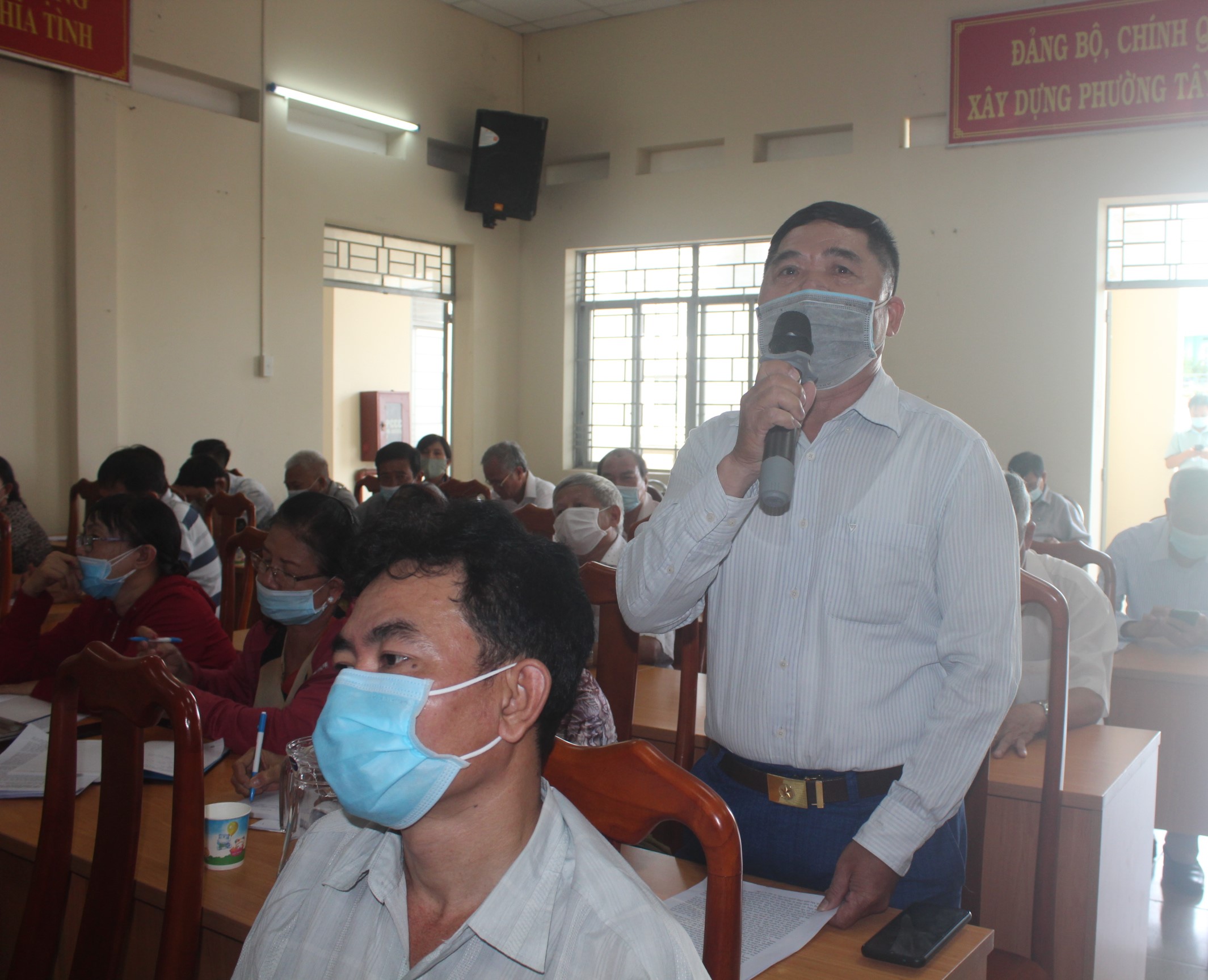 Người lao động quá vất vả nhưng đồng lương chưa tương xứng! - Ảnh 1.