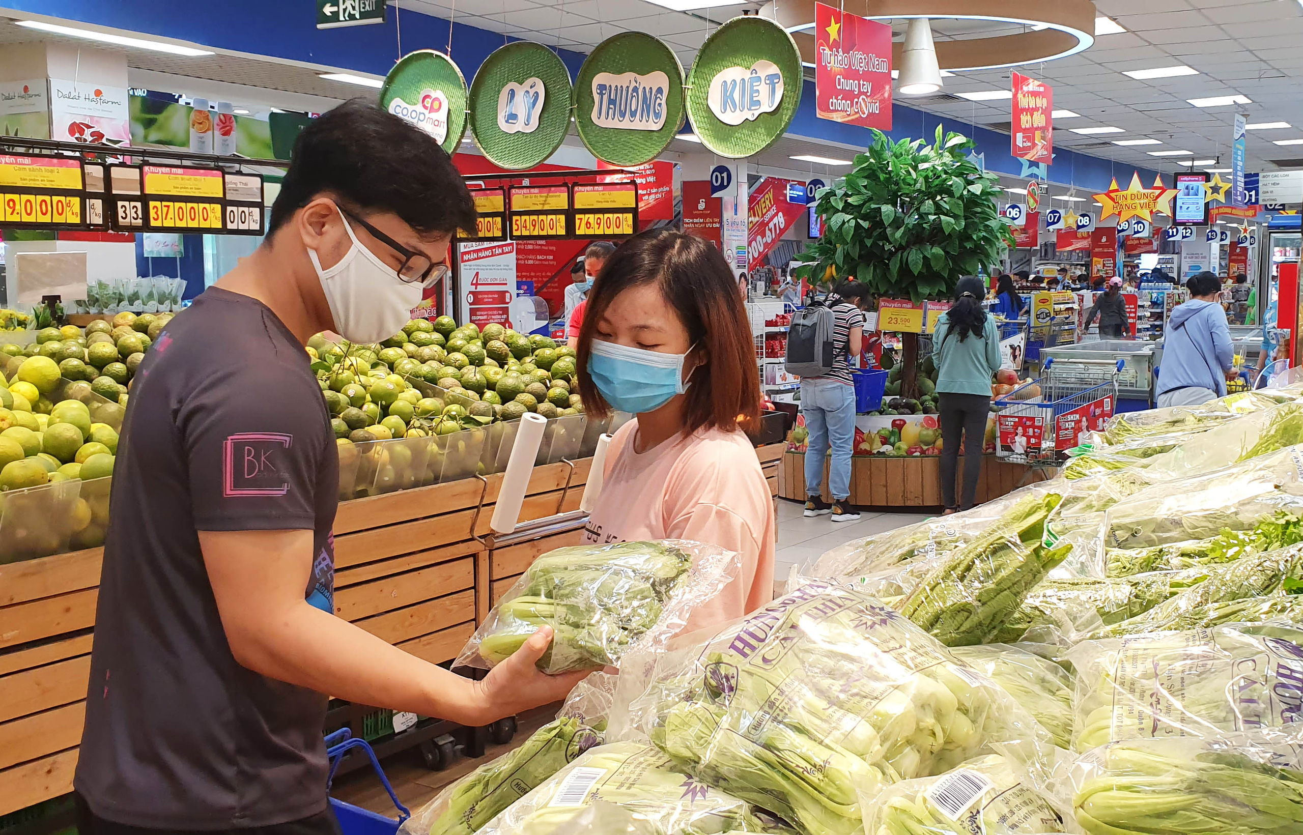 Vẫn có nhiều người tăng mua gạo, đường, dầu ăn, gia vị... vì lo dịch