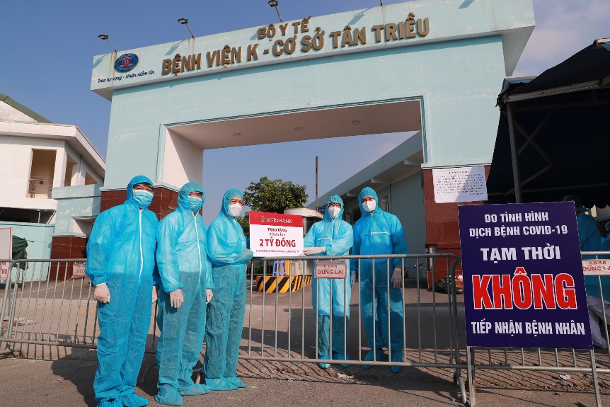 Agribank hỗ trợ bệnh viện tuyến đầu ph&ograve;ng chống Covid-19 - Ảnh 1.