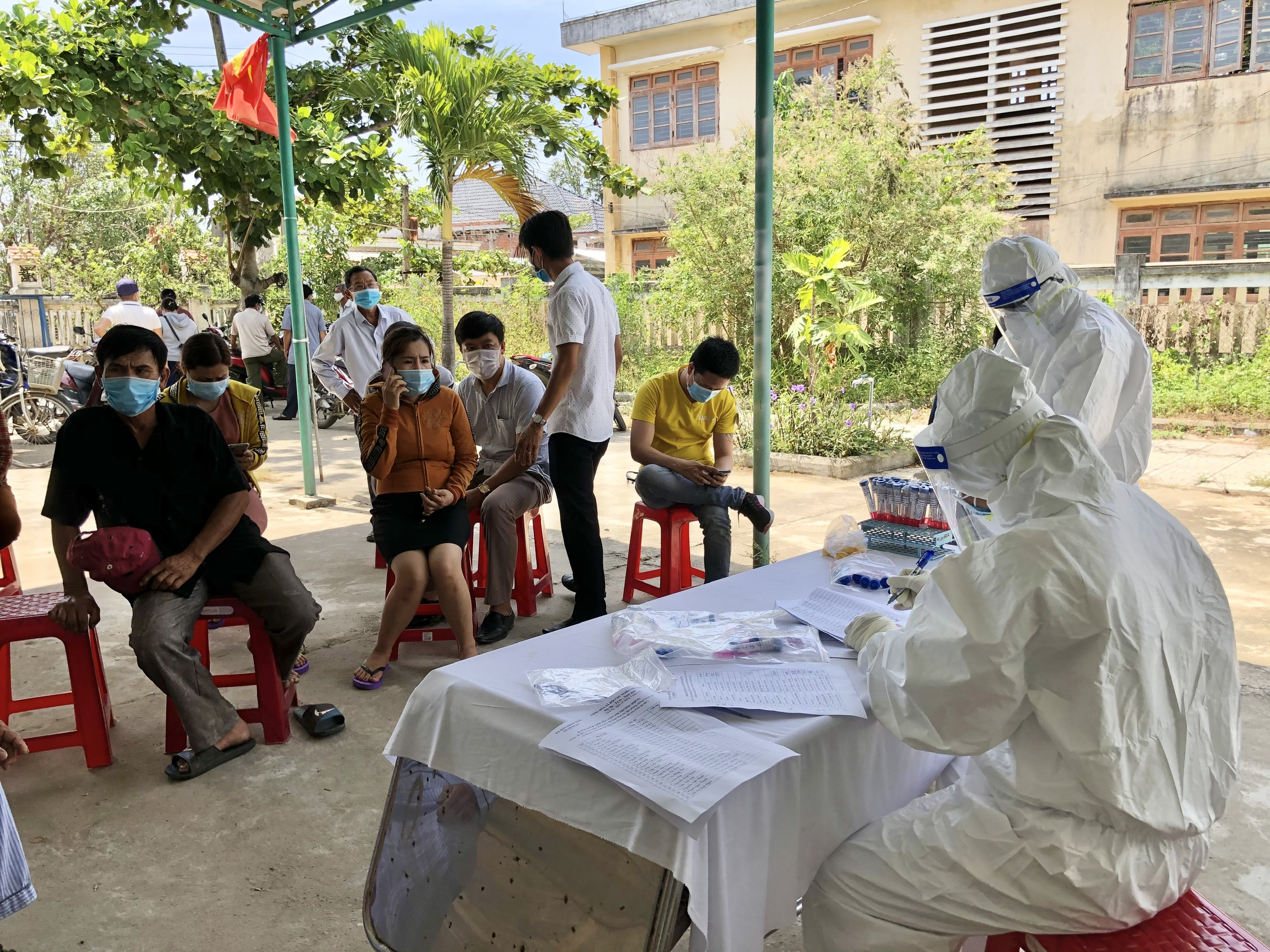 Quảng Ng&atilde;i: Ngừng thực hiện gi&atilde;n c&aacute;ch x&atilde; hội, cho học sinh đi học trở lại từ 12-5 - Ảnh 1.