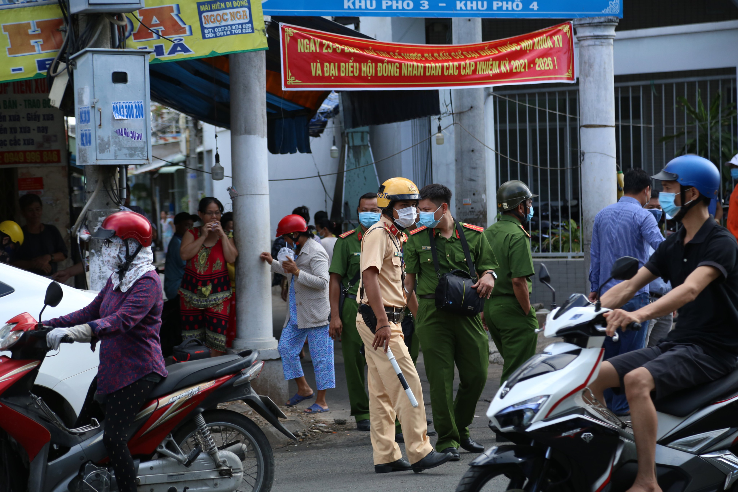 Một người bị đâm, nằm bất động ở khu vực chợ Nhị Tì - Tiền Giang