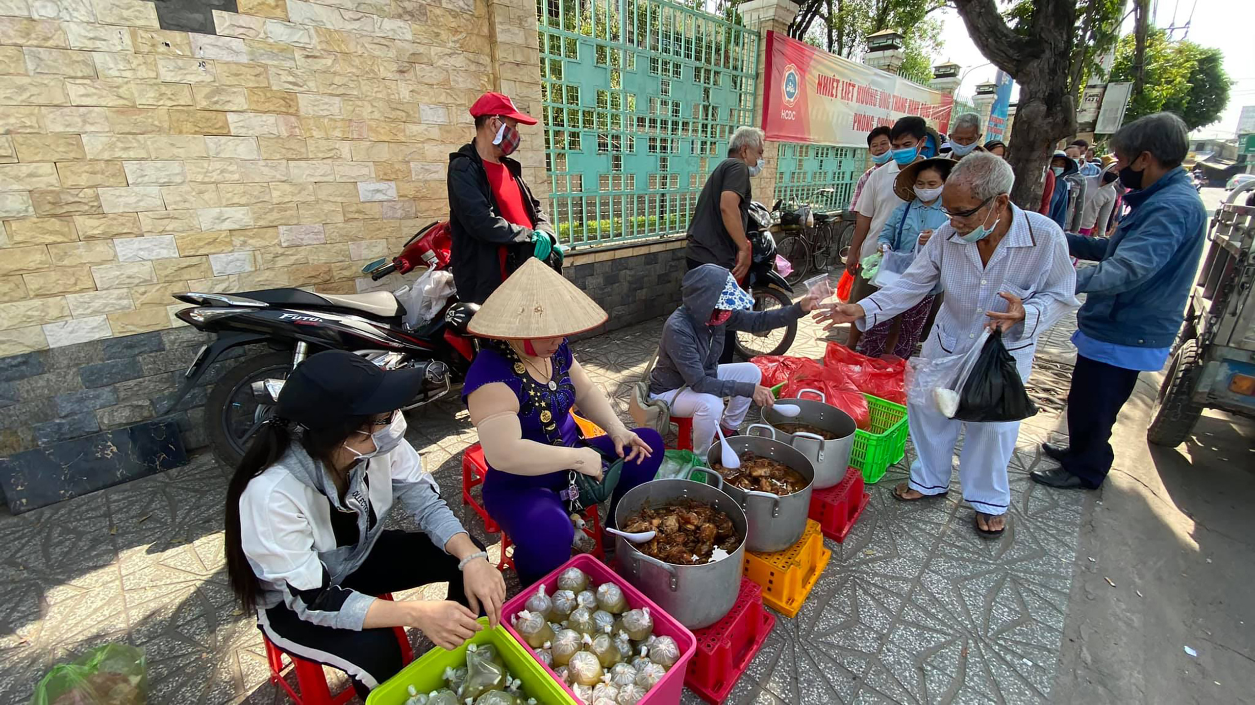 Nét đẹp đời thường (*): Những người nghèo làm từ thiện - Ảnh 1.