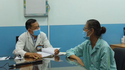 Cụ bà mắc ung thư bàng quang do hút thuốc lá