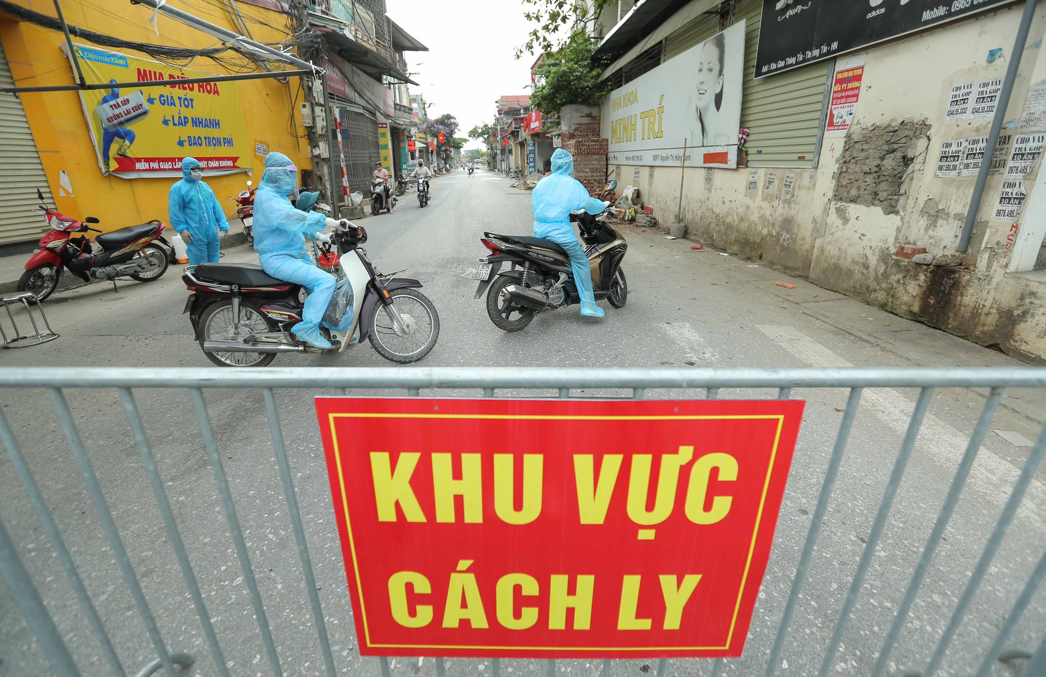 Nam sinh lớp 10 dương t&iacute;nh SARS-CoV-2, 53 gi&aacute;o vi&ecirc;n v&agrave; học sinh phải c&aacute;ch ly tập trung - Ảnh 1.