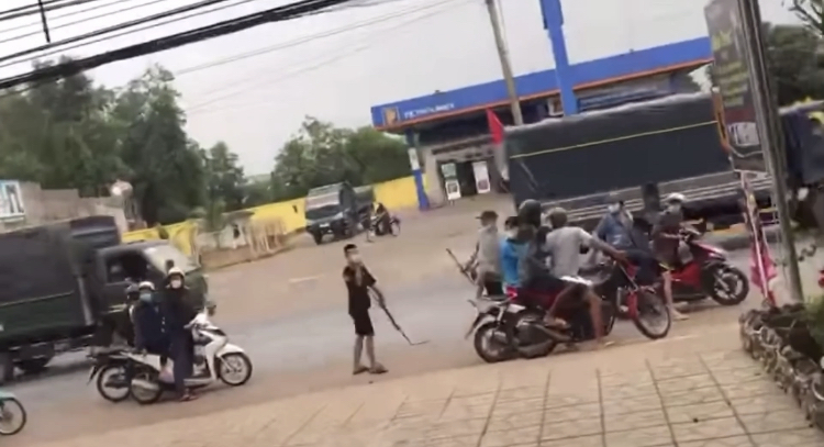 Đồng Nai: Lạnh gáy 2 nữ sinh kéo hàng chục thanh thiếu niên đi hỗn chiến