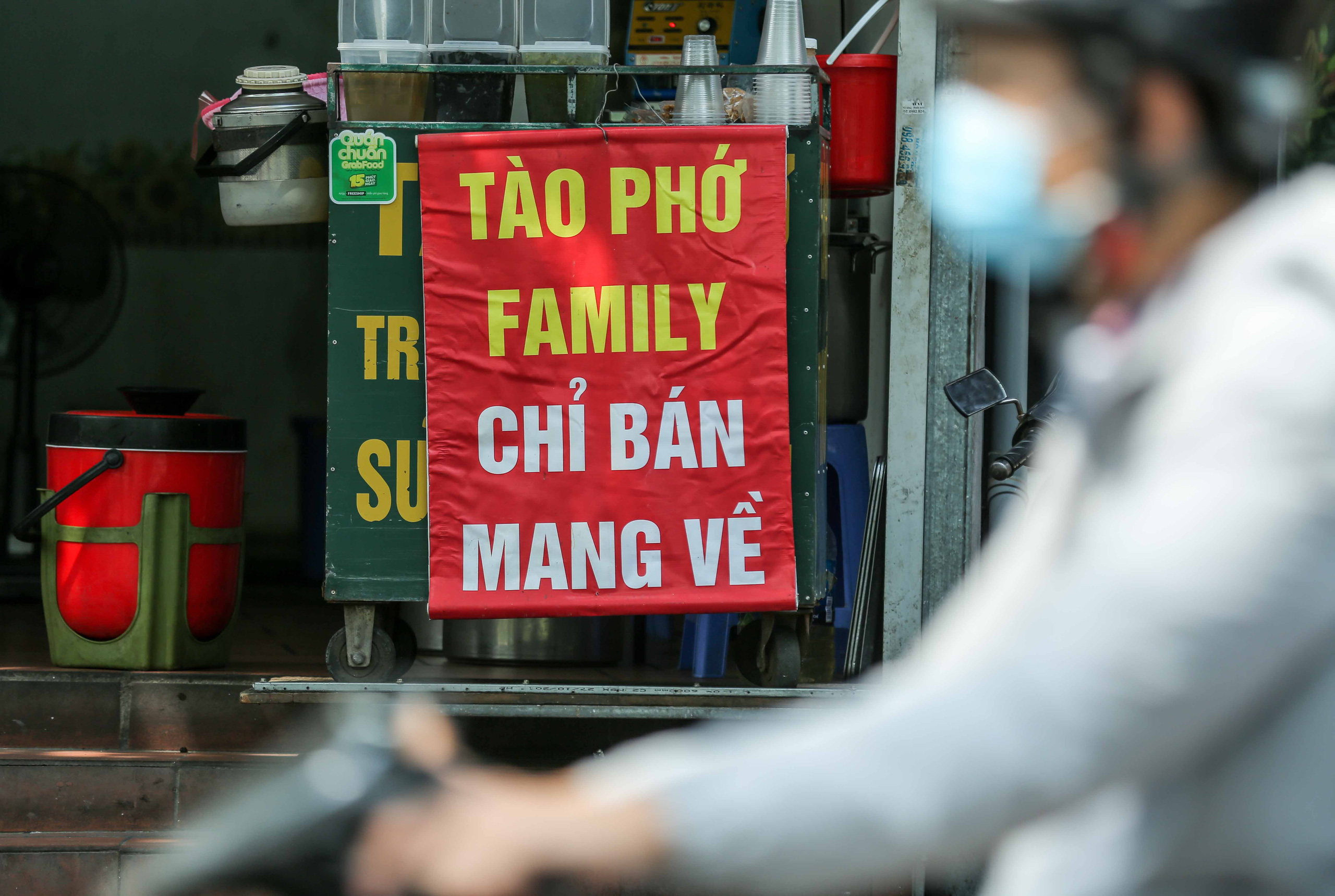 Cận cảnh quán ăn, cà phê đồng loạt treo biển “chỉ bán hàng mang về”