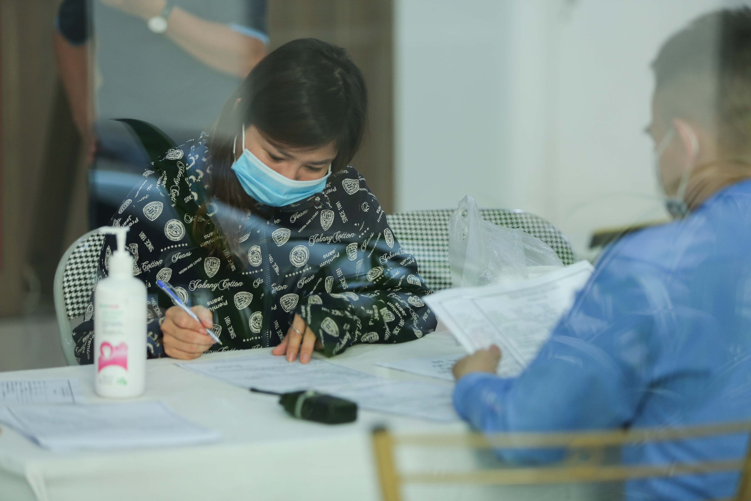 CLIP: Phong toả toà chung cư có cặp vợ chồng dương tính SARS-CoV-2 - Ảnh 14.
