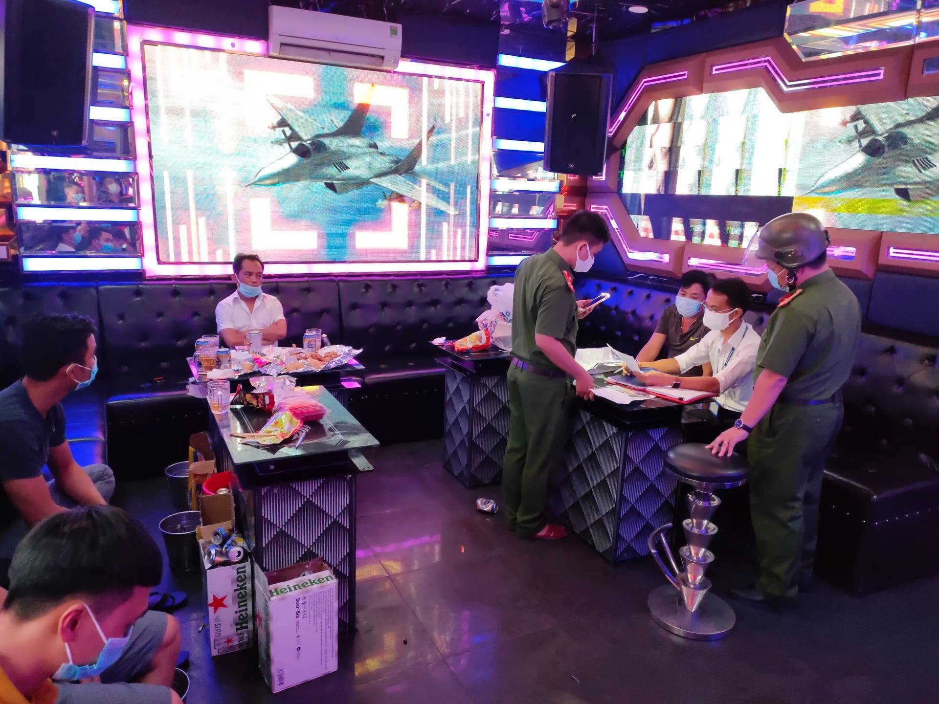 Đ&agrave; Nẵng tước giấy ph&eacute;p, phạt 15 triệu một qu&aacute;n karaoke bất chấp lệnh cấm trong dịch Covid-19 - Ảnh 1.