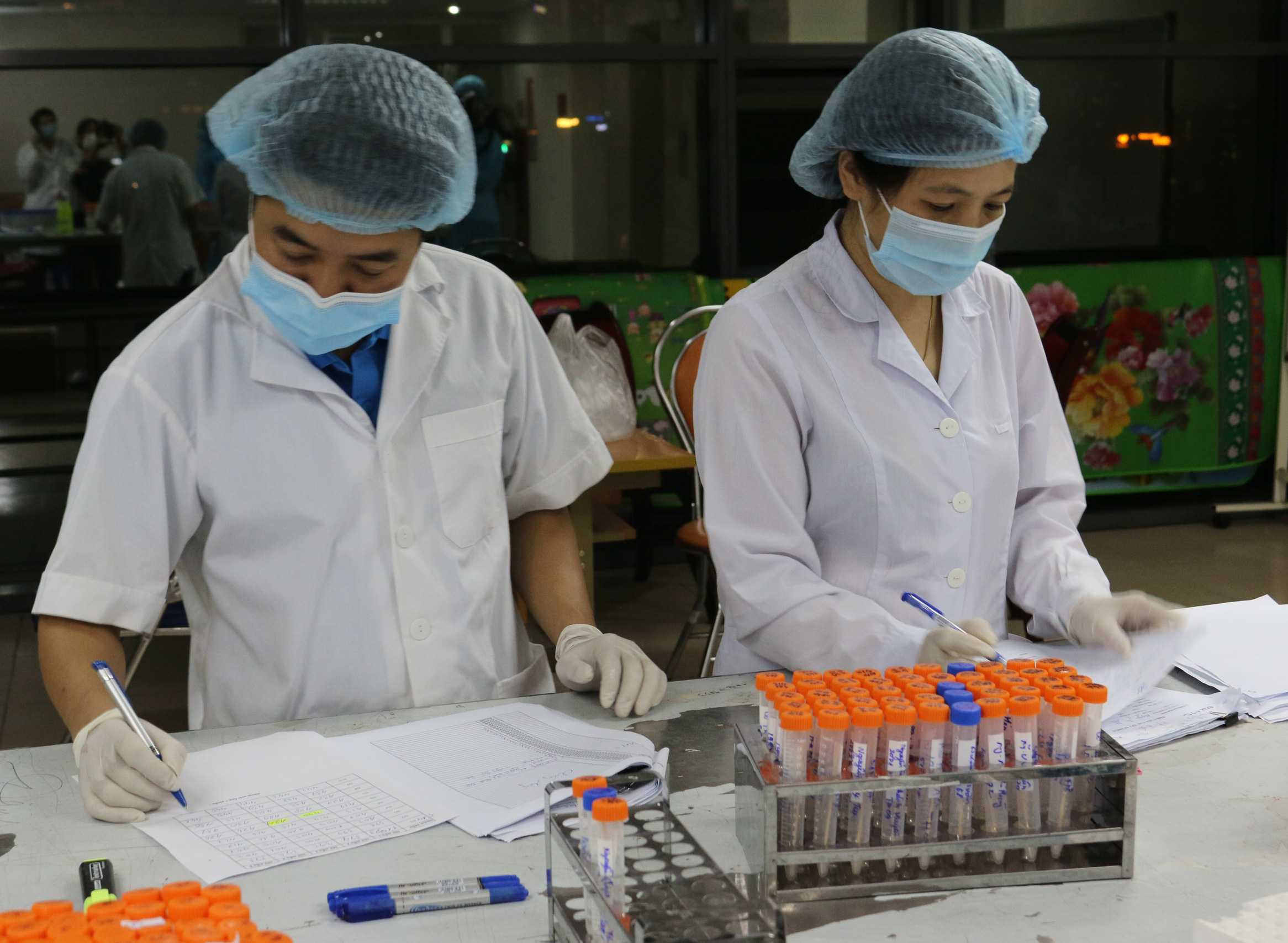 Chồng nữ c&aacute;n bộ tư ph&aacute;p c&ugrave;ng 3 người kh&aacute;c dương t&iacute;nh với SARS-CoV-2 - Ảnh 1.