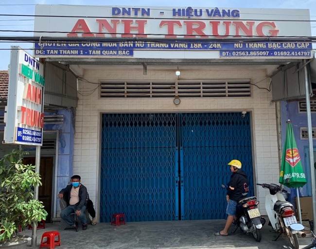 Đột nhập tiệm vàng, khóa cửa phòng ngủ gia chủ rồi cạy tủ lấy 300 lượng vàng
