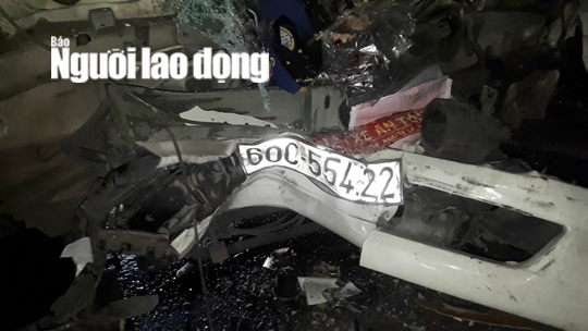 CLIP: Nhiều t&agrave;i xế cạy cabin xe tải để đưa 2 người thương vong ra ngo&agrave;i - Ảnh 3.