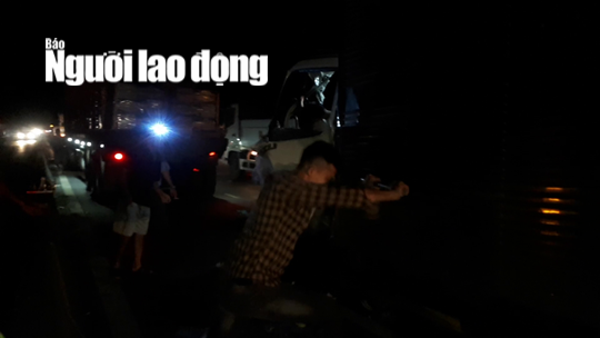 CLIP: Nhiều tài xế cạy cabin xe tải để đưa 2 người thương vong ra ngoài