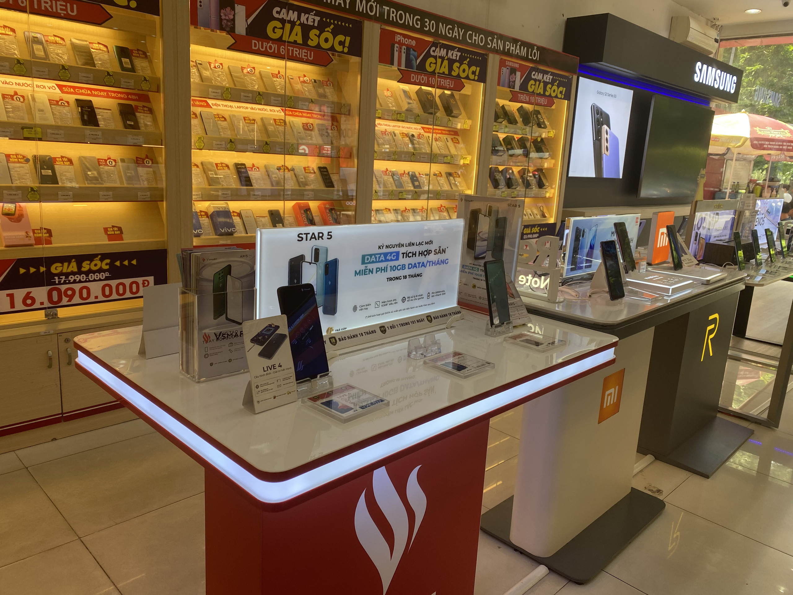 Nhiều người tìm mua điện thoại Vsmart để làm kỷ niệm