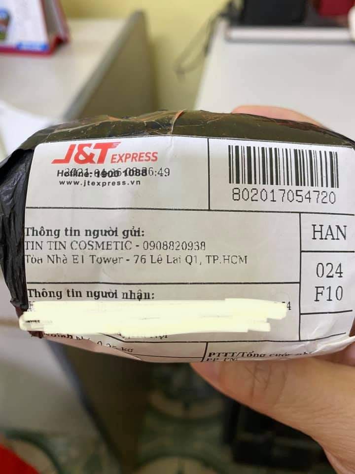 Đặt mua gi&agrave;y online, kh&aacute;ch t&aacute; hỏa v&igrave; nhận được đ&ocirc;i vớ - Ảnh 3.