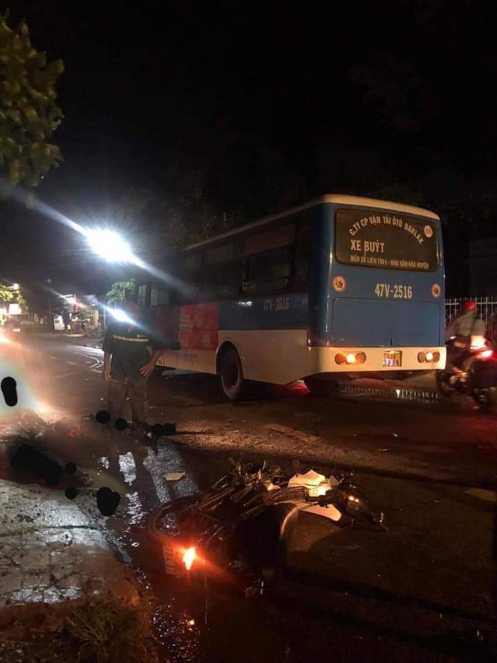 Xe buýt và xe máy tông nhau, 2 người tử vong tại chỗ